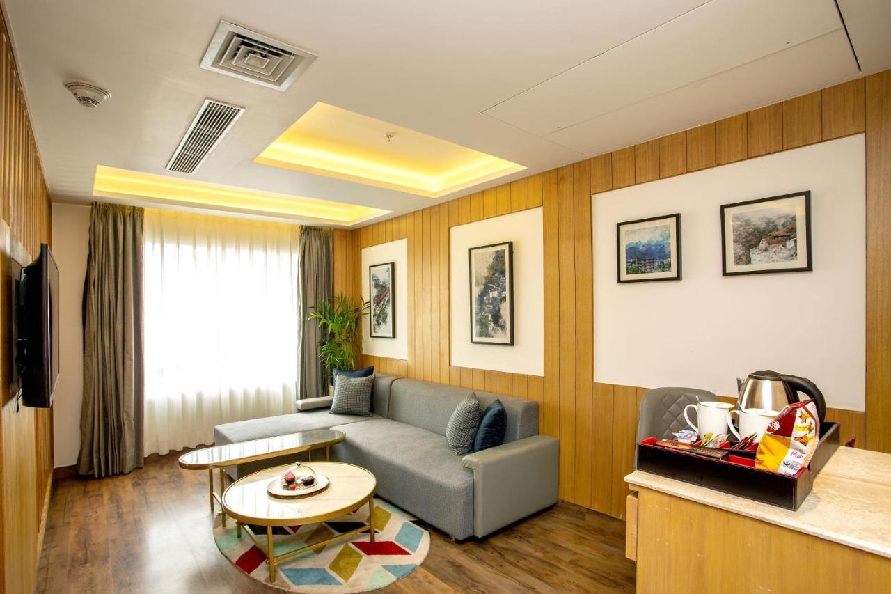 Отель Ramada By Wyndham Katra Station Road Экстерьер фото